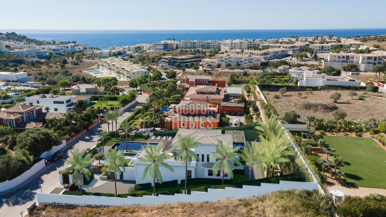 4 Bedroom Villa with renovation project, including Pool, Terraces and Sea Views, Porto de Mós, Lagos