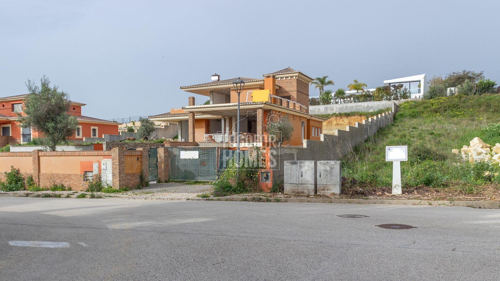 4 Bedroom Villa with renovation project, including Pool, Terraces and Sea Views, Porto de Mós, Lagos