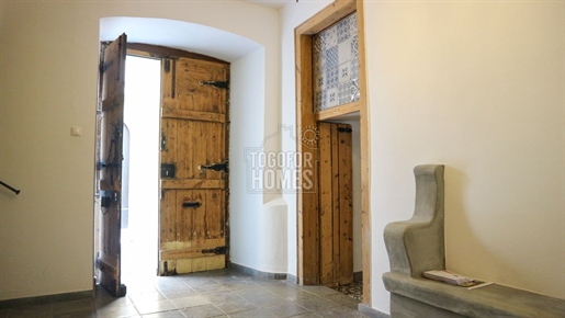 Vast historical townhouse with apartments and main flat in the historic centre of Beja, Alentejo