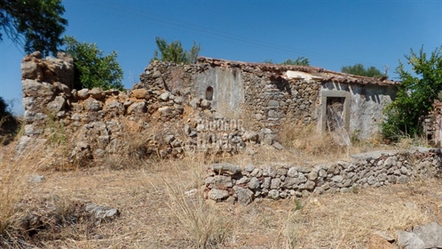 Ruine in Südlage mit Berg- und teilweisem Meerblick in der Nähe von São Brás