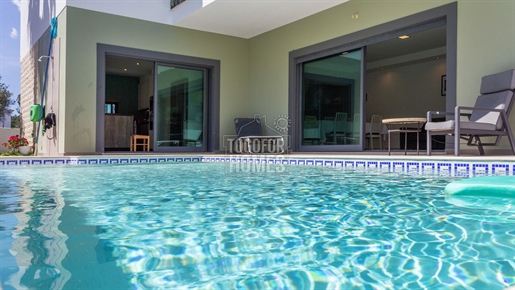 Villa immaculée avec piscine dans un endroit calme près de Praia do Vau et du terrain de golf d'Alto