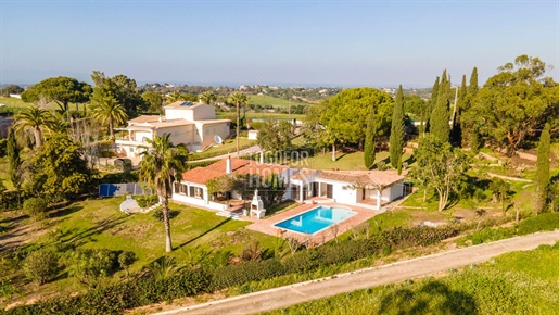 Elegante villa met drie slaapkamers en privézwembad, in de buurt van Carvoeiro, West-Algarve