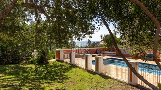 Huis in Portugese stijl met 3 slaapkamers en zwembad, groot perceel, uitzicht op zee, 600 meter van