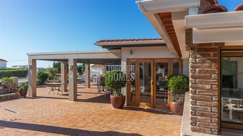 Restaurante bem cuidado em localização privilegiada, perto de 4 praias e hotéis, Porches, Lagoa