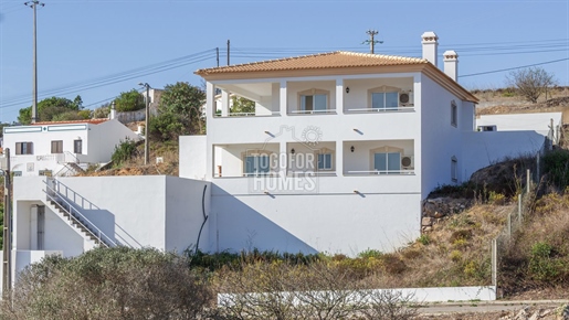Villa moderne de 4 chambres avec piscine dans un hameau tranquille de l'ouest de l'Algarve.