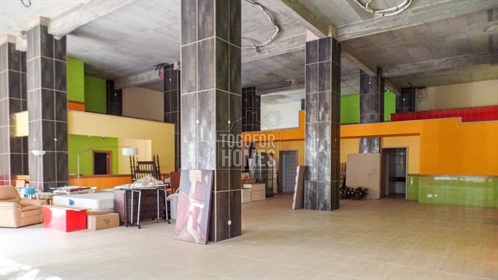 Restaurant moderne et spacieux avec galerie à Ferragudo