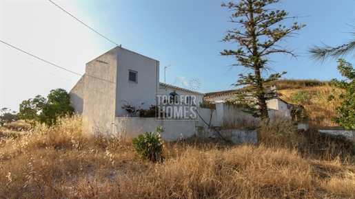 Investimento - Casas antigas para recuperar com grande terreno, perto de Estorninhos, Tavira