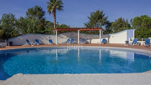 2+1 Bedroom Village House with Communal Pool & Resort Facilities, Budens