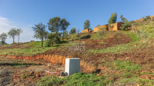 Terrain de campagne avec possibilité de maison de 2 chambres près de la ville de Monchique