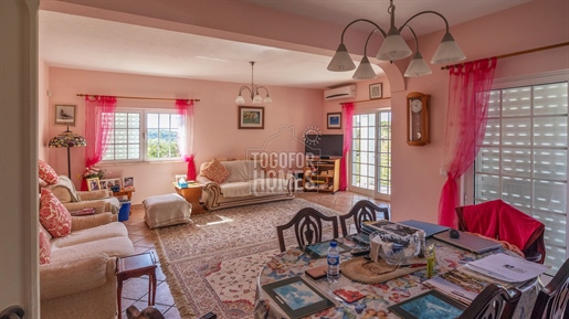 Landelijke villa met 4 slaapkamers en panoramisch uitzicht, in het pittoreske dorpje in de buurt va