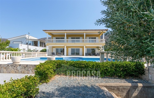 Luxury villa with views to the bay of Roses