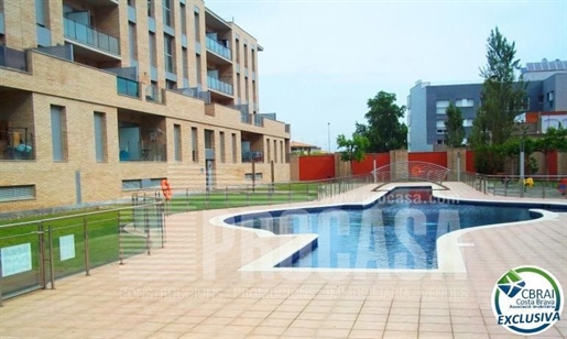 Modern apartment with community pool and gardens, parking and solarium