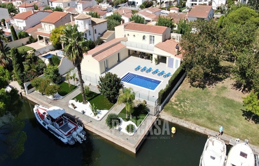 Beautiful house to the narrow canal South with 27m of mooring and 6 bedrooms
