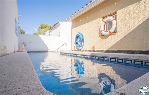 House with 4 bedrooms and swimming pool a few metres from the centre and the beach