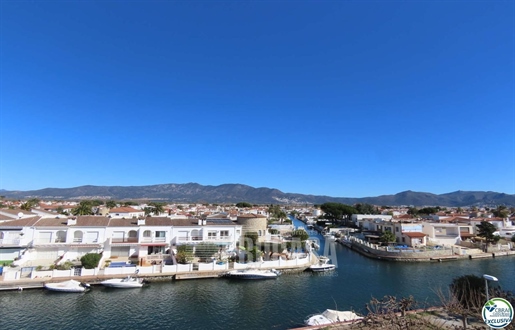 Nice apartment close to the beach for sale and overlooking the channel