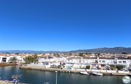 Nice apartment close to the beach for sale and overlooking the channel