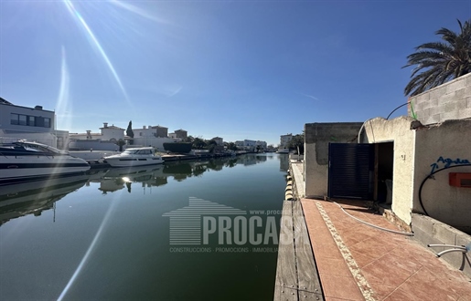 Modern villa on wide canal, south and 12 m mooring