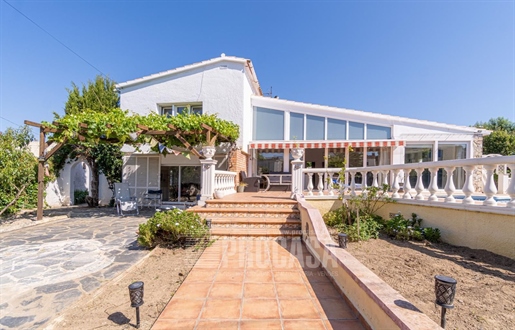 Preciosa casa con terreno esquinero en Empuriabrava