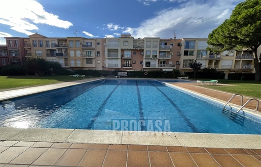Holiday apartment with pool 100m from the beach