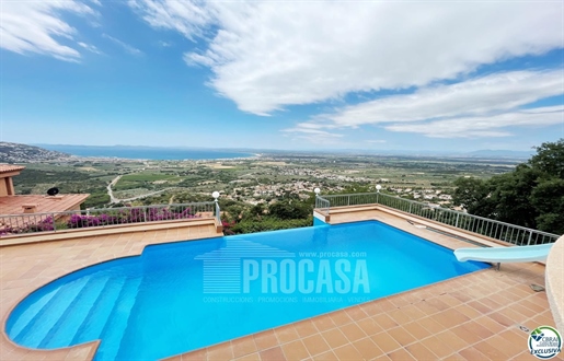 Big house with sea views, swimming pool, and tourist license