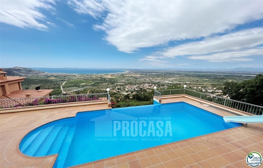 Big house with sea views, swimming pool, and tourist license