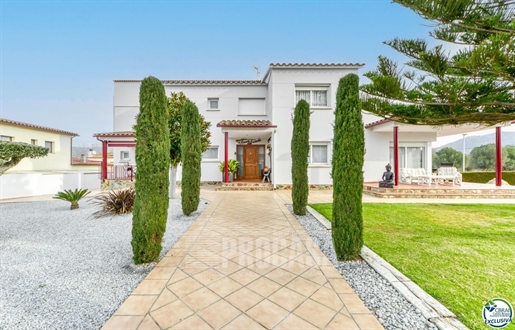 Detached house with spacious land and private pool