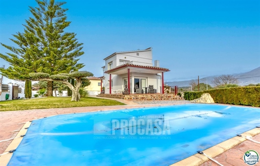 Detached house with spacious land and private pool