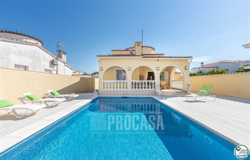 House in with pool in best area of Empuriabrava