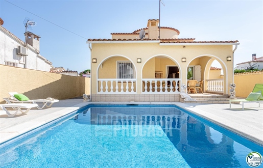 House in with pool in best area of Empuriabrava