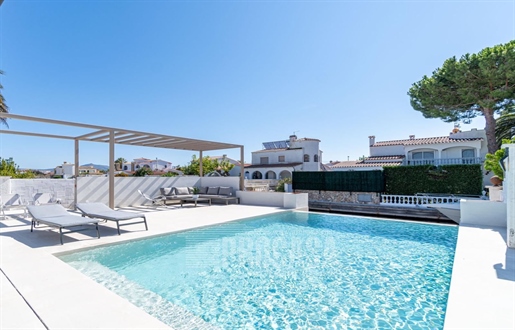 Contemporary villa with a Mediterranean look