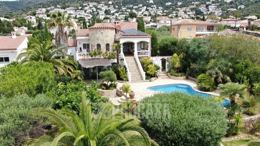 Preciosa casa con vistas al mar y piscina en Mas Fumats