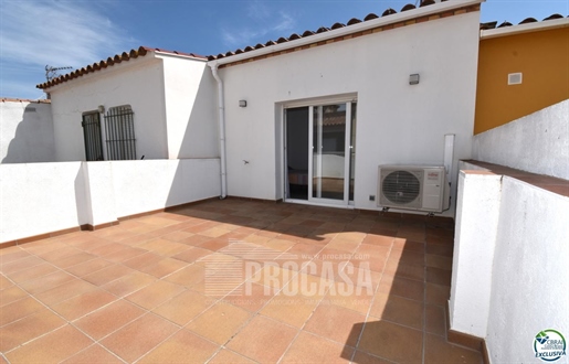 Empuriabrava: New house with two bedrooms, patio, and garage for sale