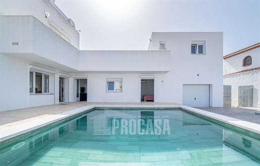 House on a large corner plot in Requesens