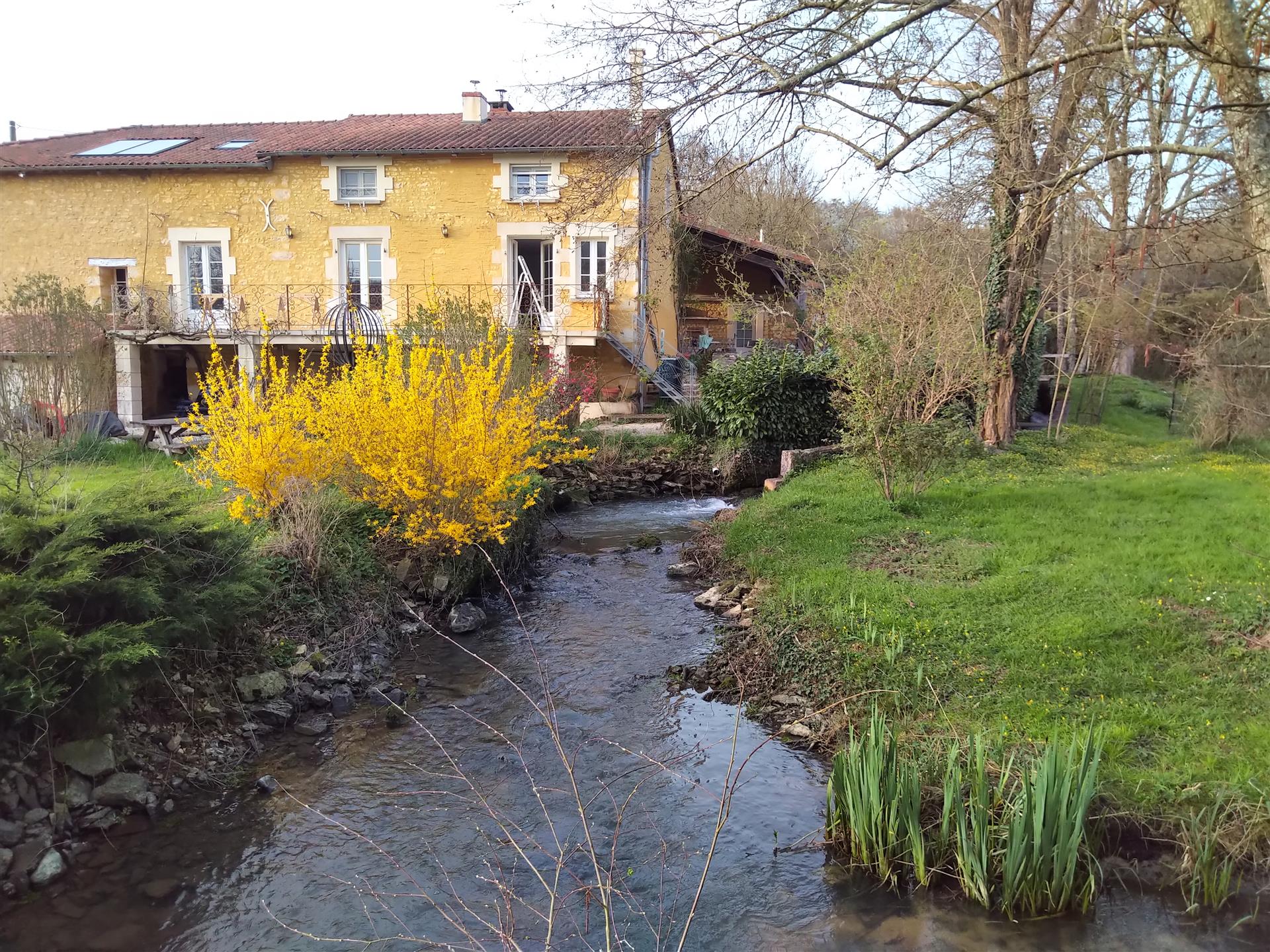 Moulin à eau avec vue sur le paradis