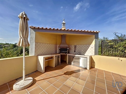 Home / Villa with 4 Rooms in Faro with 245,00 m²