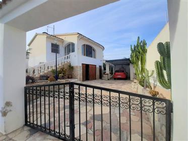 Villa with panoramic views of the sea and the Rock located in quiet urbanization, close to several 