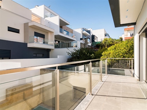 Exclusive 4 bedroom villa of modern architecture with rigorously selected finishes in the Famões are