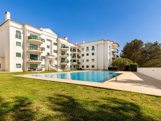 This magnificent 4+1 bedroom apartment, located in a prestigious condominium in the Amoreira area of