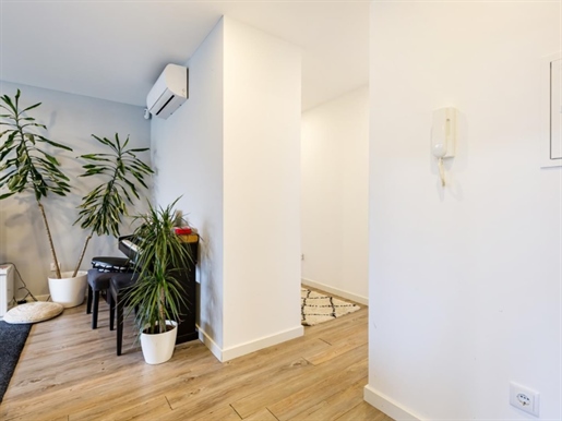 Completely refurbished 4-bedroom apartment situated in a serene yet highly central location