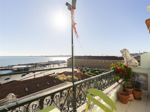 Penthouse with 2 bedrooms, an area of 176 sqm and a magnificent view over Lisbon and the river Tagus