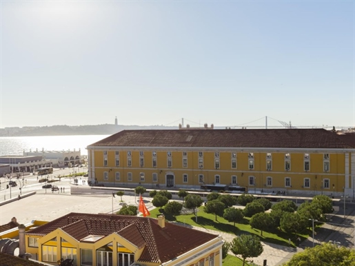 Penthouse with 2 bedrooms, an area of 176 sqm and a magnificent view over Lisbon and the river Tagus