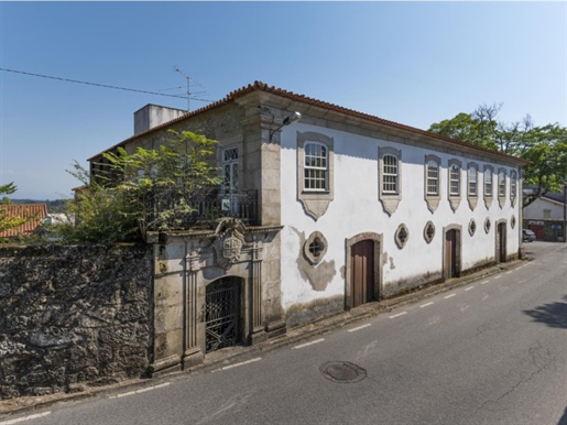 Manor house with coat of arms, with an 1813 sqm private gross area, located in the municipality of V