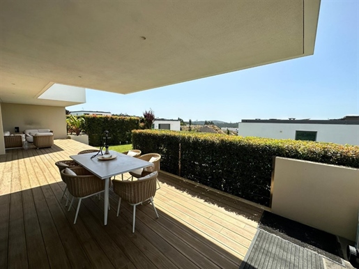 Detached villa, with a 261 sqm gross construction area and a garden with heated swimming pool.