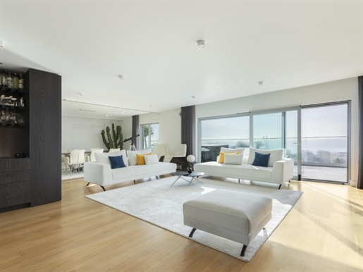 This apartment, with 147 sqm and 172 sqm of outdoor space, occupies the 8th and last floor of the bu