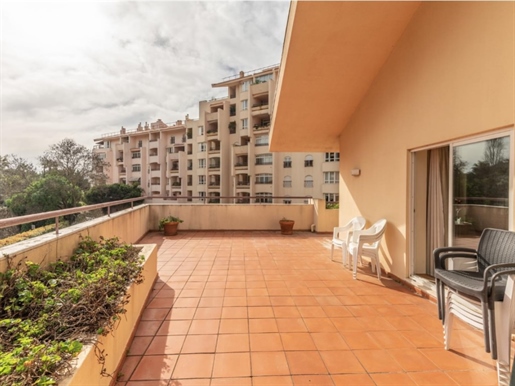 4 bedroom apartment, with a 202 sqm private gross area, inserted in a closed condominium with garden