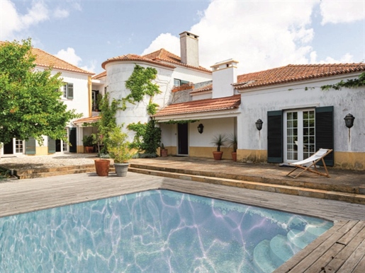 Farm with two charming villas inserted in a plot with 1,040 sqm, located in Vila Fresca de Azeitão.