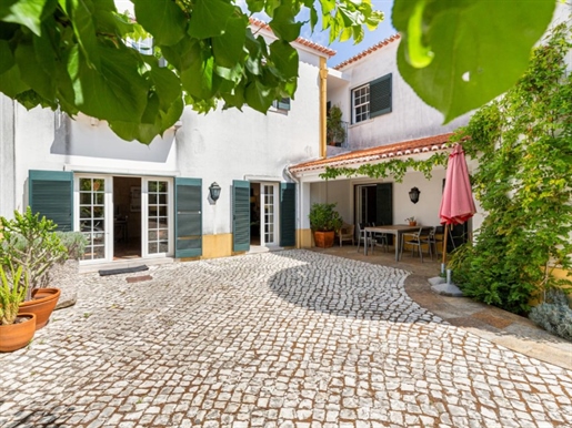 Farm with two charming villas inserted in a plot with 1,040 sqm, located in Vila Fresca de Azeitão.