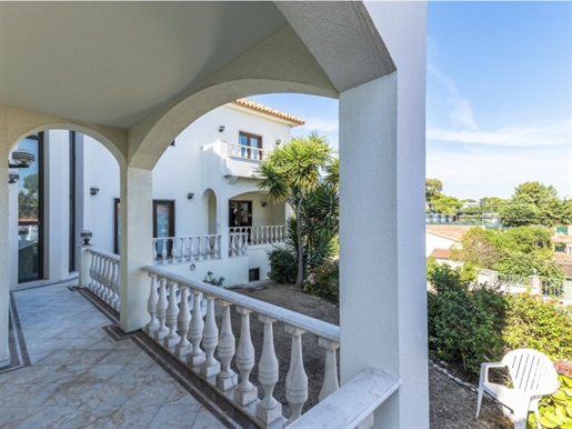 5 bedroom villa, located in the privileged area of Quinta da Bicuda