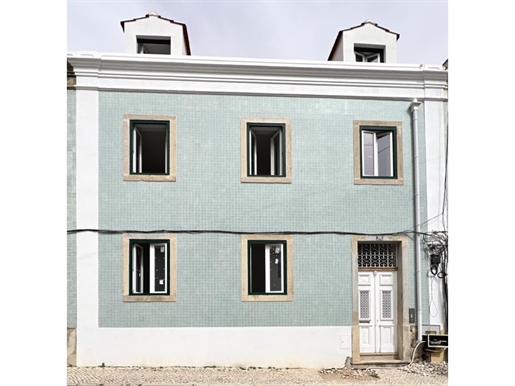 Prédio totalmente renovado com fachada de azulejos, com 3 apartamentos com óptimos acabamentos: um T