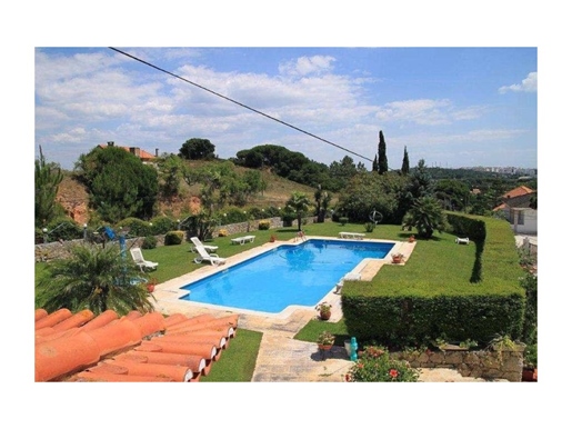 Magnificent villa, located in Palmela in the area of Miraventos, with complete privacy, a swimming p